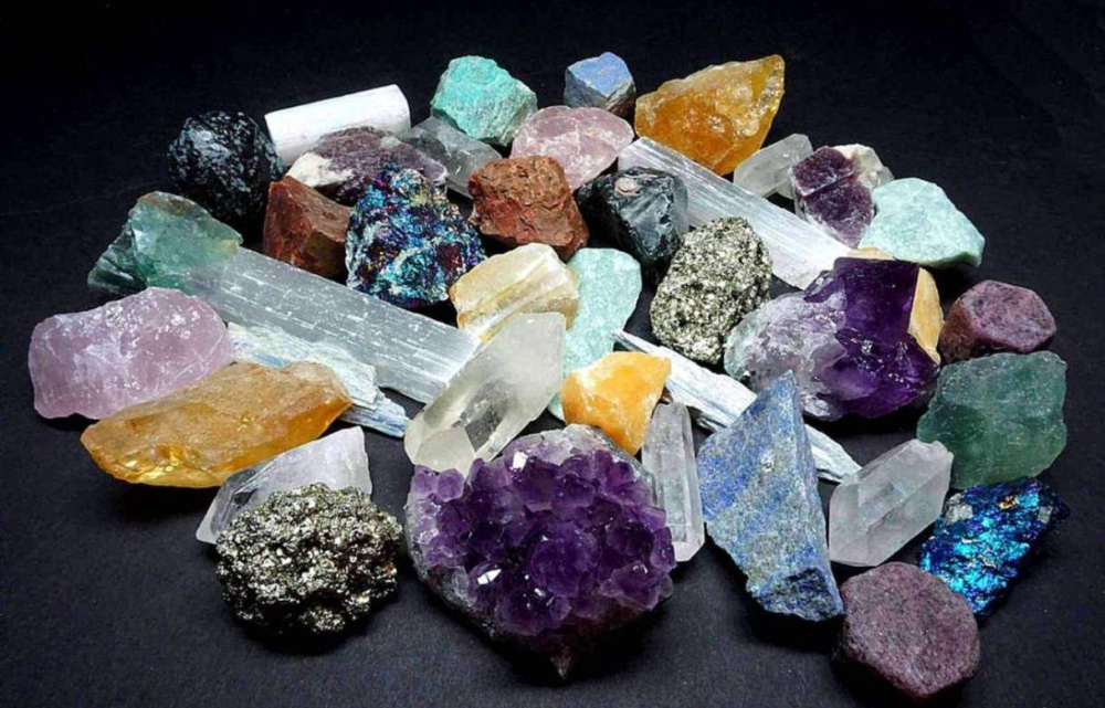 Como identificar minerais em rochas comuns?
